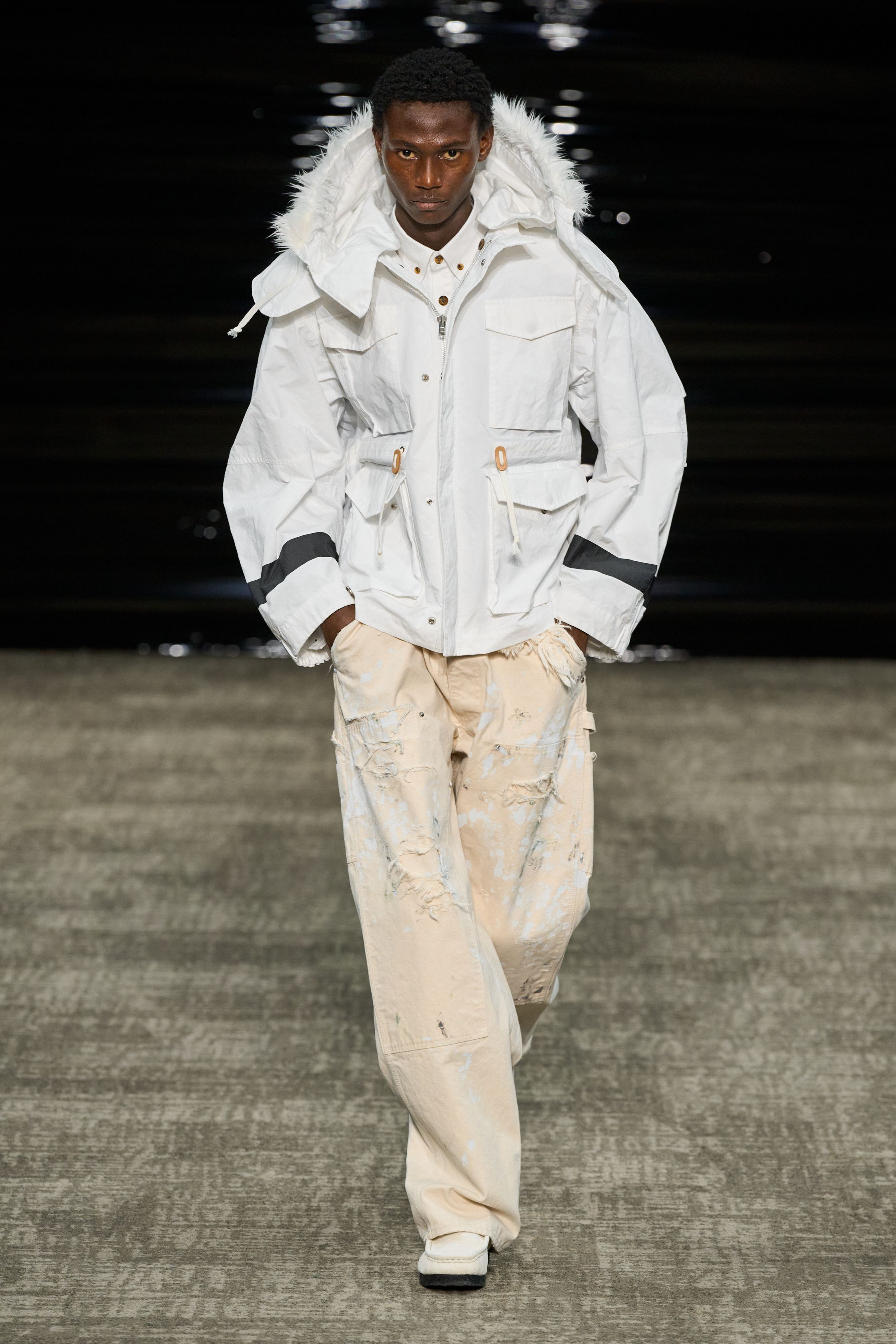 Kolor 26FW 在安静中完成高难度结构表达。层叠、错位、混材质成为视觉主线，运动、正装与工装被精准缝合，却不显拼贴痕迹。色彩克制、比例讲究，服装在行走间展现微妙动态。Kolor 的价值不在“第一眼冲击”，而在长期穿着中逐渐显露的结构智慧，是典型为成熟审美者准备的高完成度男装-顽石频道趋势研究